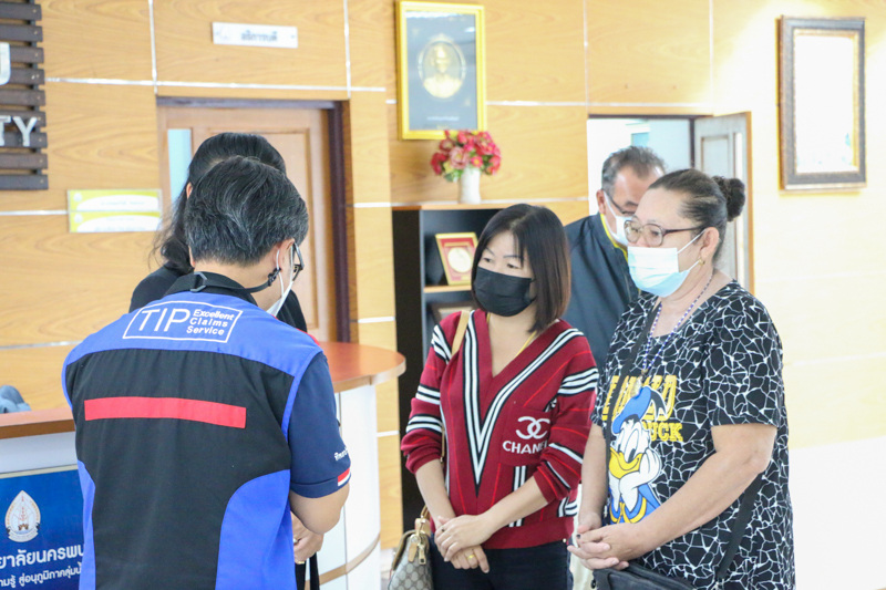 มนพ.มอบเงินมอบสินไหมแก่ครอบครัวนักศึกษาคณะเทคโนโลยีอุตสาหกรรมที่เสียชีวิต