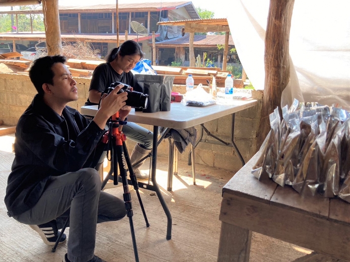 หนังเค็ม “พ่อประนอม” อาหารฮอตฮิตหน้าหนาวของคนอีสาน สู่การเป็นผู้ประกอบการ Start – Up ดังไกลในต่างแดน