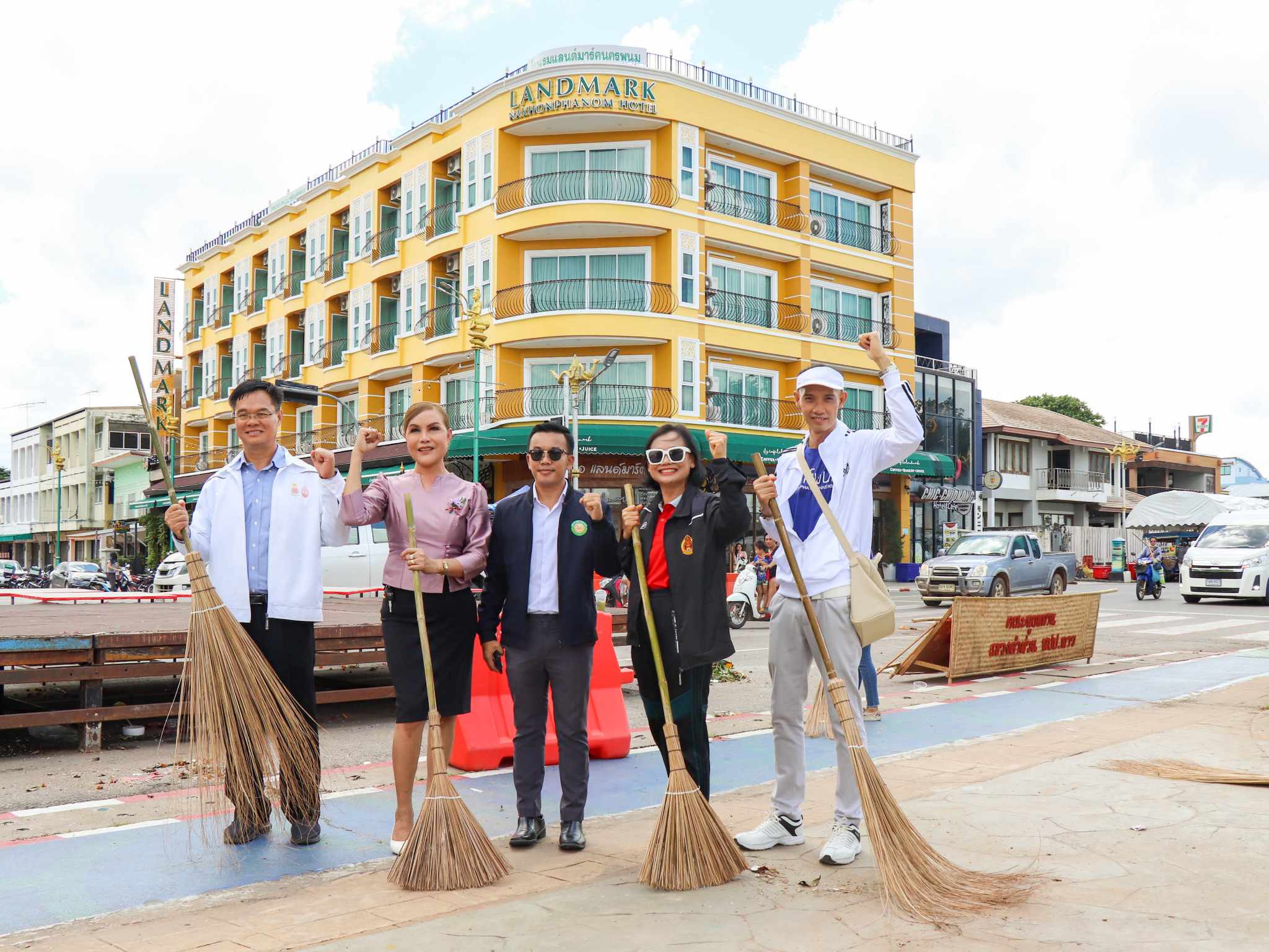 ม.นครพนม ร่วมกับองค์กรปกครองส่วนท้องถิ่น จัดกิจกรรมบำเพ็ญประโยชน์ ณ บริเวณลานองค์พญาศรีสัตตนาคราช