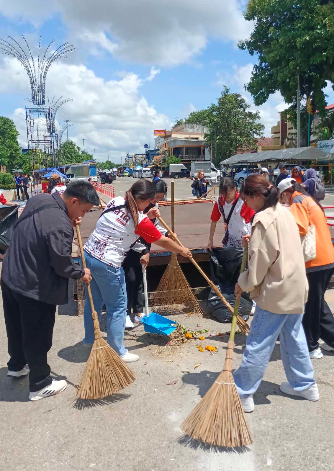 ม.นครพนม ร่วมกับองค์กรปกครองส่วนท้องถิ่น จัดกิจกรรมบำเพ็ญประโยชน์ ณ บริเวณลานองค์พญาศรีสัตตนาคราช