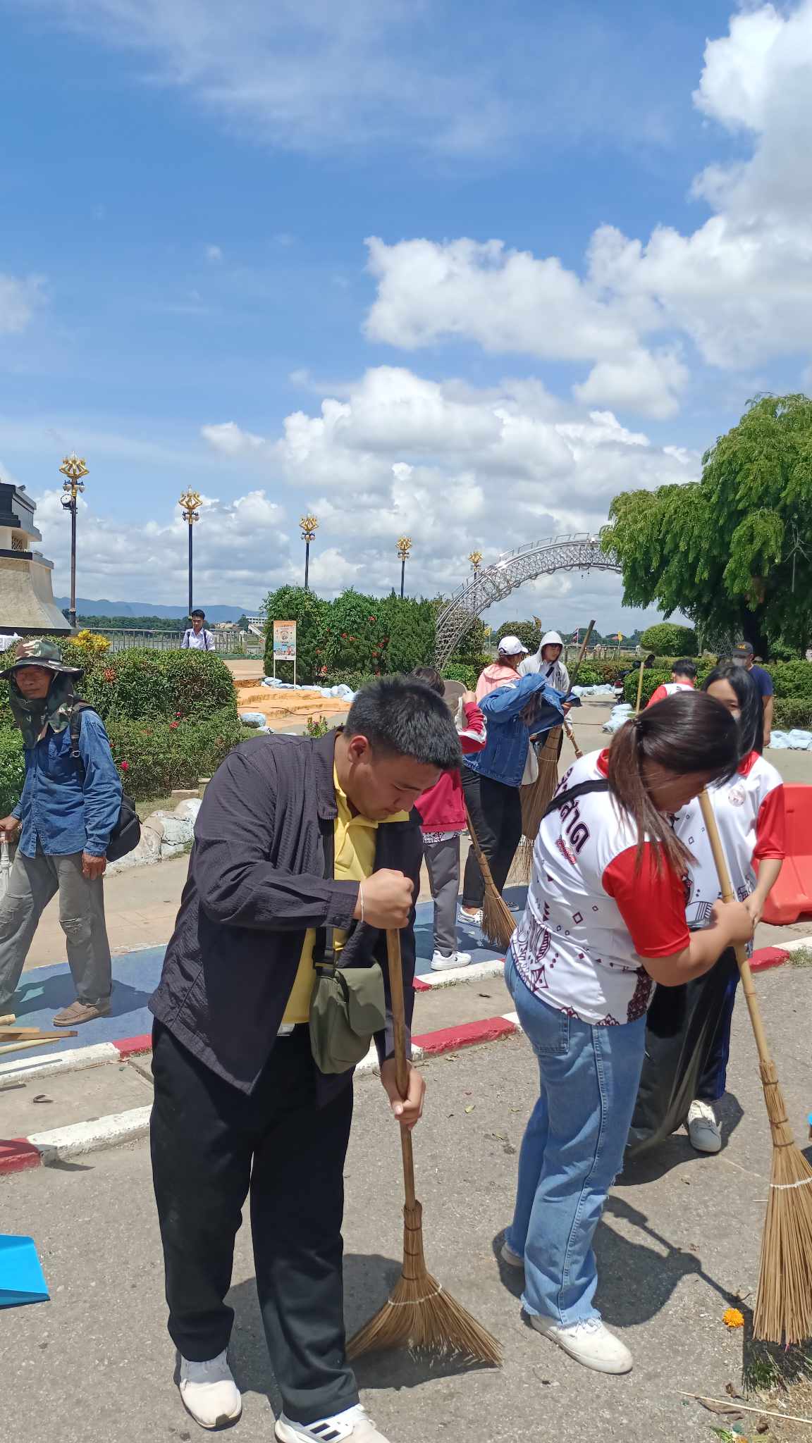 ม.นครพนม ร่วมกับองค์กรปกครองส่วนท้องถิ่น จัดกิจกรรมบำเพ็ญประโยชน์ ณ บริเวณลานองค์พญาศรีสัตตนาคราช