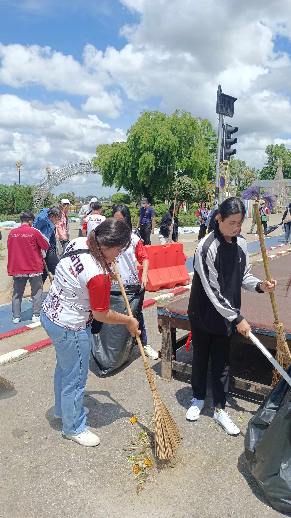 ม.นครพนม ร่วมกับองค์กรปกครองส่วนท้องถิ่น จัดกิจกรรมบำเพ็ญประโยชน์ ณ บริเวณลานองค์พญาศรีสัตตนาคราช