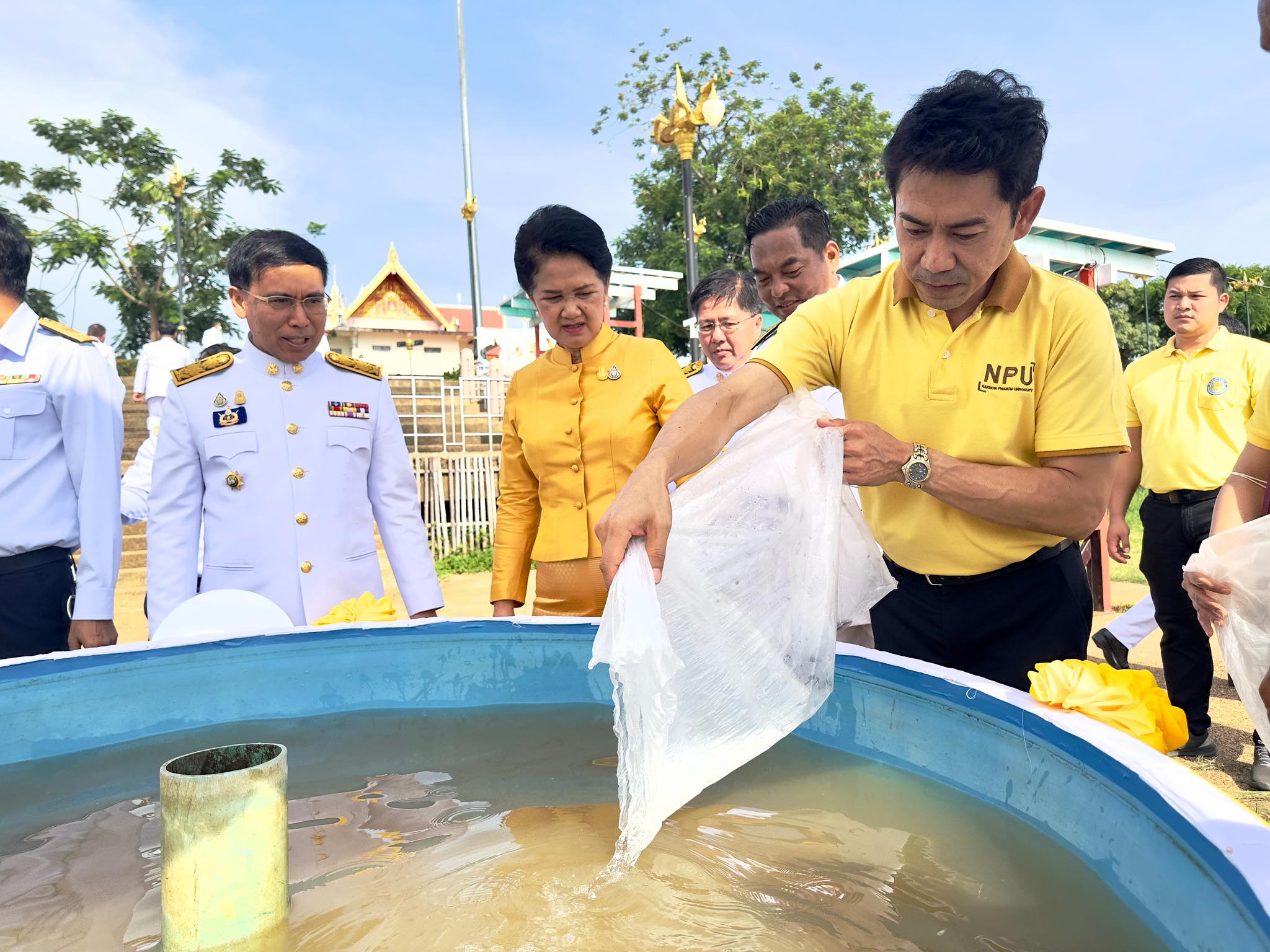 ม.นครพนม ร่วมกิจกรรมเฉลิมพระเกียรติพระบาทสมเด็จพระเจ้าอยู่หัว เนื่องในโอกาสเฉลิมพระชนมพรรษา 71 พรรษา