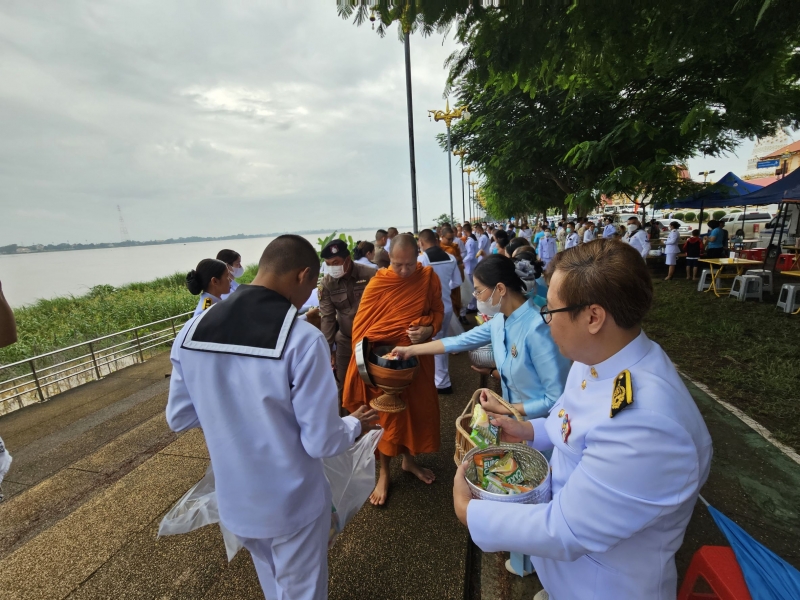 ม. นครพนม ร่วมประกอบพิธีทางศาสนามหามงคล และทำบุญตักบาตรถวายเป็นพระราชกุศลแด่สมเด็จพระนางเจ้าสิริกิติ์ พระบรมราชินีนาถ พระบรมราชชนนีพันปีหลวง