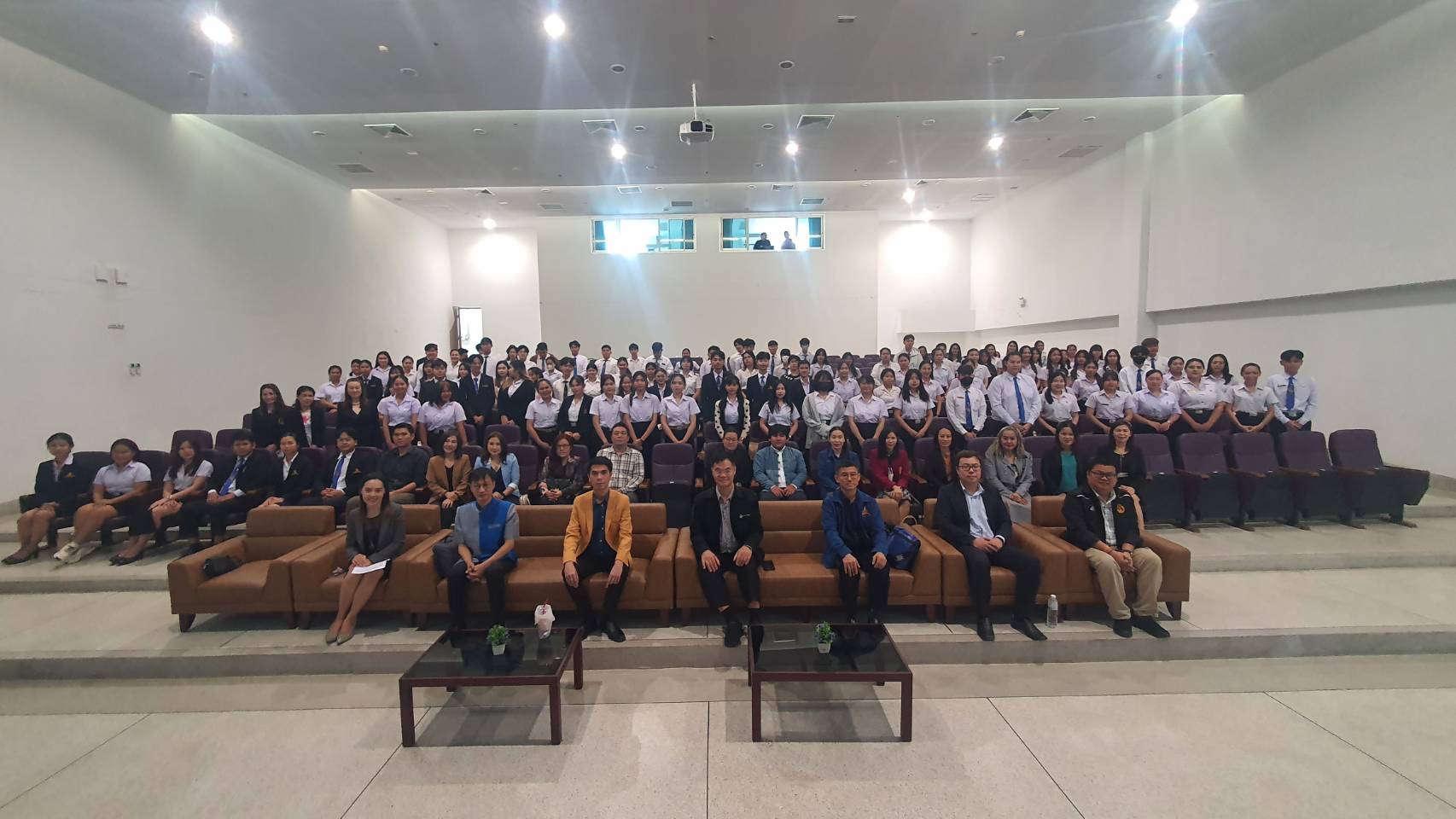 พิธีมอบสัมฤทธิบัตรและปัจฉิมนิเทศนักศึกษา มหาวิทยาลัยนครพนม ประจำปีการศึกษา 2566