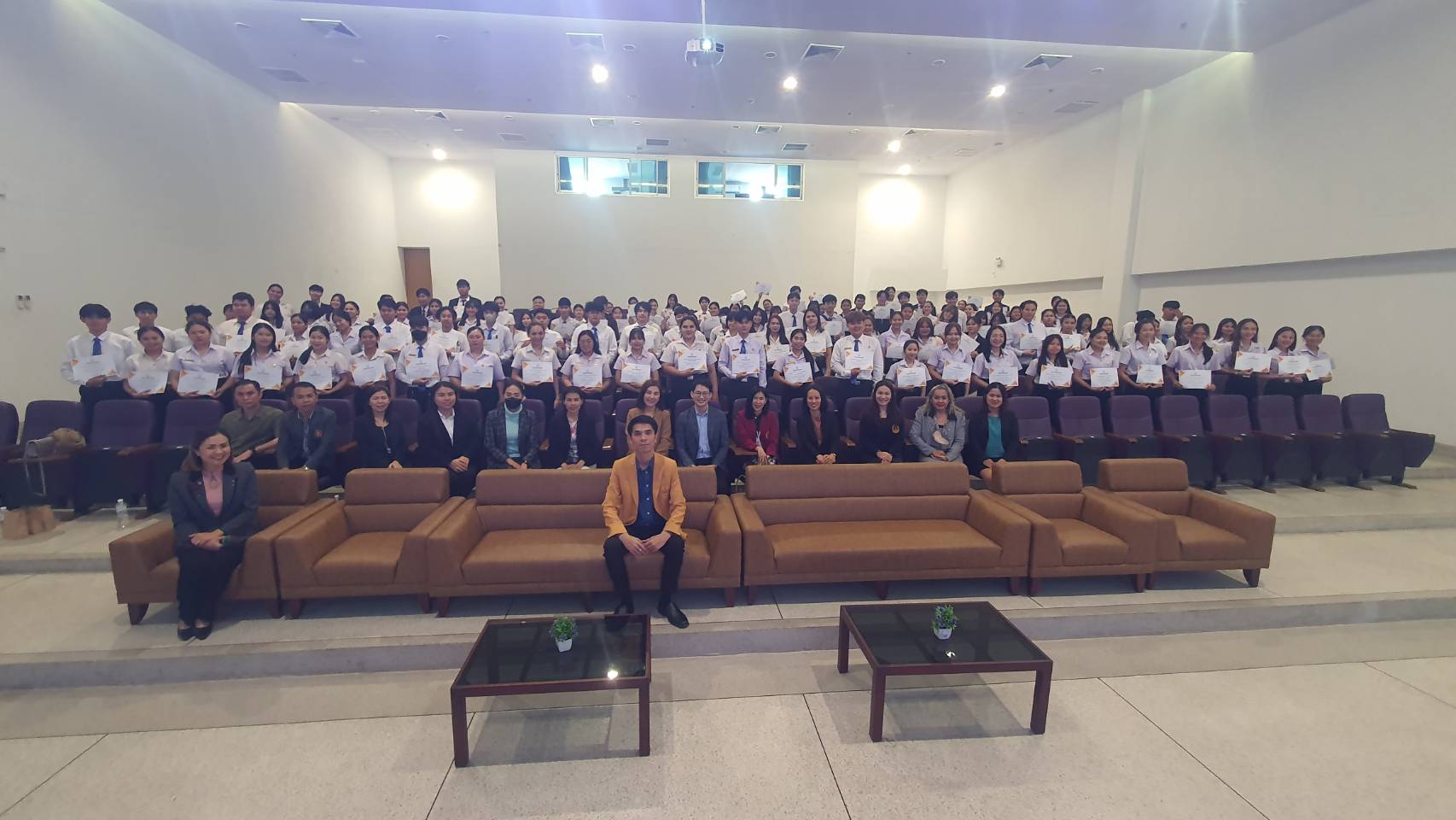 พิธีมอบสัมฤทธิบัตรและปัจฉิมนิเทศนักศึกษา มหาวิทยาลัยนครพนม ประจำปีการศึกษา 2566