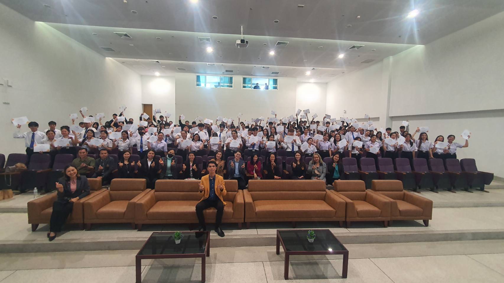 พิธีมอบสัมฤทธิบัตรและปัจฉิมนิเทศนักศึกษา มหาวิทยาลัยนครพนม ประจำปีการศึกษา 2566