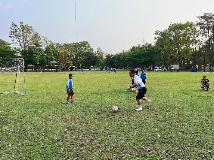 ม.นครพนม ลงพื้นที่บริการวิชาการฝึกทักษะกีฬาฟุตบอลแก่เด็กและเยาวชน ณ สนามกองบัญชาการ หน่วยเรือรักษาความสงบเรียบร้อยตามลำแม่น้ำโขง