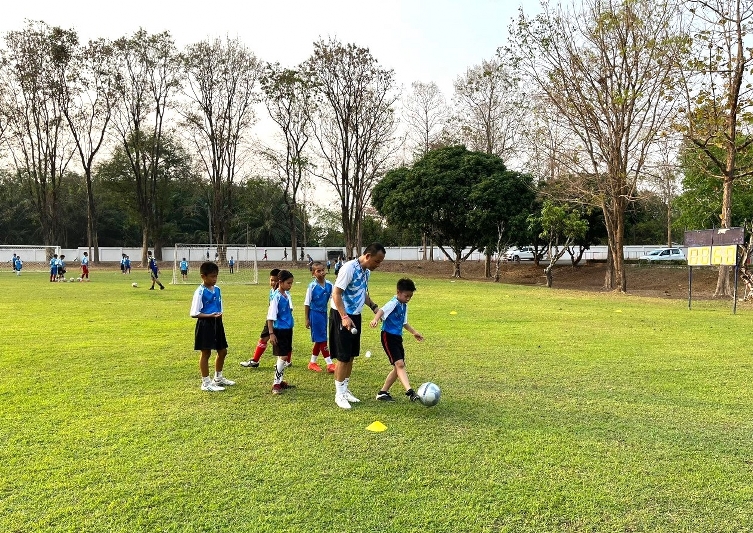 ม.นครพนม ลงพื้นที่บริการวิชาการฝึกทักษะกีฬาฟุตบอลแก่เด็กและเยาวชน ณ สนามกองบัญชาการ หน่วยเรือรักษาความสงบเรียบร้อยตามลำแม่น้ำโขง