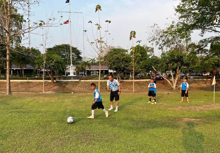 ม.นครพนม ลงพื้นที่บริการวิชาการฝึกทักษะกีฬาฟุตบอลแก่เด็กและเยาวชน ณ สนามกองบัญชาการ หน่วยเรือรักษาความสงบเรียบร้อยตามลำแม่น้ำโขง