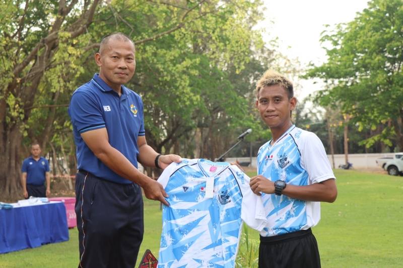 ม.นครพนม ลงพื้นที่บริการวิชาการฝึกทักษะกีฬาฟุตบอลแก่เด็กและเยาวชน ณ สนามกองบัญชาการ หน่วยเรือรักษาความสงบเรียบร้อยตามลำแม่น้ำโขง