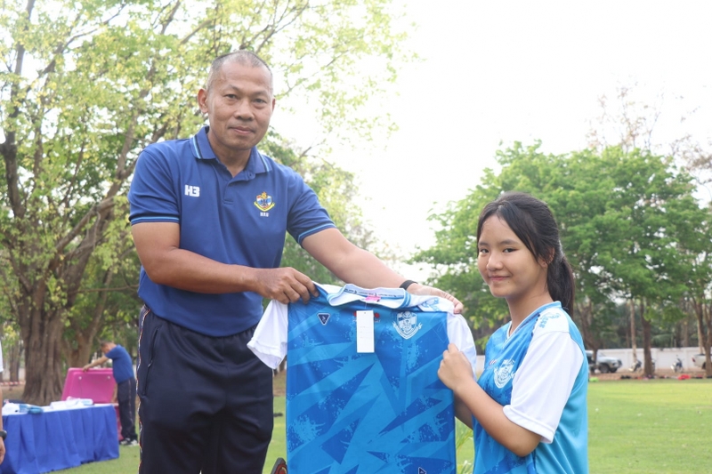 ม.นครพนม ลงพื้นที่บริการวิชาการฝึกทักษะกีฬาฟุตบอลแก่เด็กและเยาวชน ณ สนามกองบัญชาการ หน่วยเรือรักษาความสงบเรียบร้อยตามลำแม่น้ำโขง