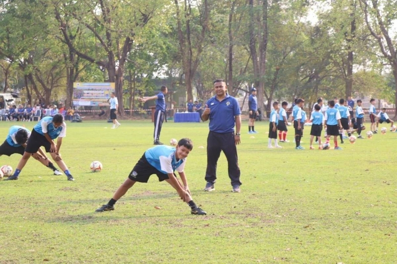 ม.นครพนม ลงพื้นที่บริการวิชาการฝึกทักษะกีฬาฟุตบอลแก่เด็กและเยาวชน ณ สนามกองบัญชาการ หน่วยเรือรักษาความสงบเรียบร้อยตามลำแม่น้ำโขง