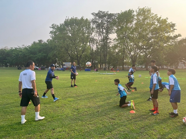 ม.นครพนม ลงพื้นที่บริการวิชาการฝึกทักษะกีฬาฟุตบอลแก่เด็กและเยาวชน ณ สนามกองบัญชาการ หน่วยเรือรักษาความสงบเรียบร้อยตามลำแม่น้ำโขง