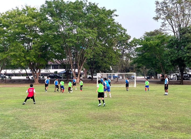 ม.นครพนม ลงพื้นที่บริการวิชาการฝึกทักษะกีฬาฟุตบอลแก่เด็กและเยาวชน ณ สนามกองบัญชาการ หน่วยเรือรักษาความสงบเรียบร้อยตามลำแม่น้ำโขง