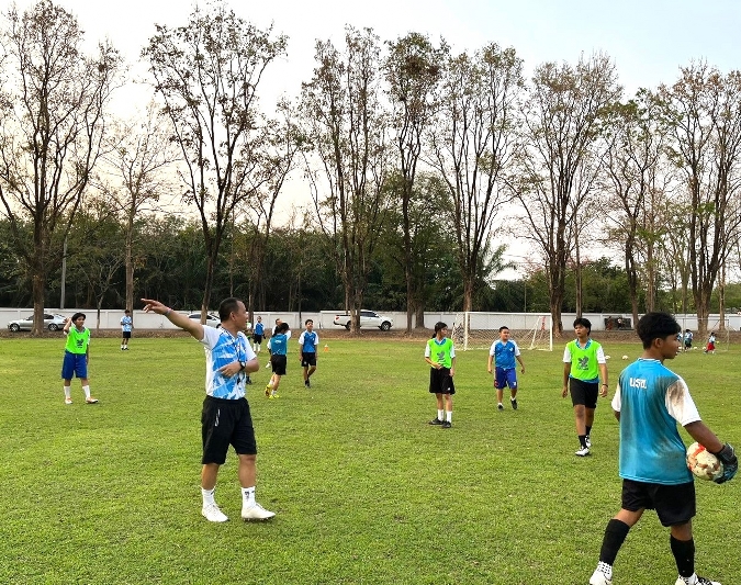 ม.นครพนม ลงพื้นที่บริการวิชาการฝึกทักษะกีฬาฟุตบอลแก่เด็กและเยาวชน ณ สนามกองบัญชาการ หน่วยเรือรักษาความสงบเรียบร้อยตามลำแม่น้ำโขง