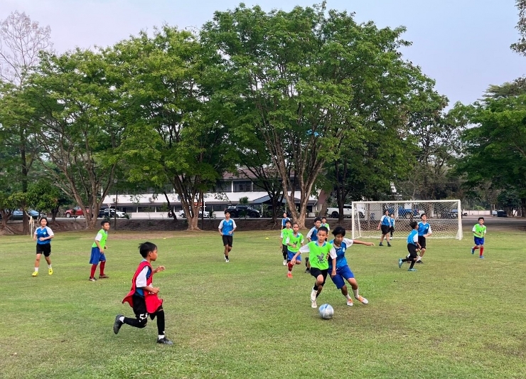 ม.นครพนม ลงพื้นที่บริการวิชาการฝึกทักษะกีฬาฟุตบอลแก่เด็กและเยาวชน ณ สนามกองบัญชาการ หน่วยเรือรักษาความสงบเรียบร้อยตามลำแม่น้ำโขง