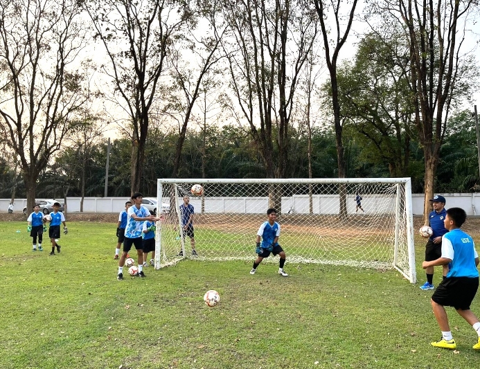 ม.นครพนม ลงพื้นที่บริการวิชาการฝึกทักษะกีฬาฟุตบอลแก่เด็กและเยาวชน ณ สนามกองบัญชาการ หน่วยเรือรักษาความสงบเรียบร้อยตามลำแม่น้ำโขง