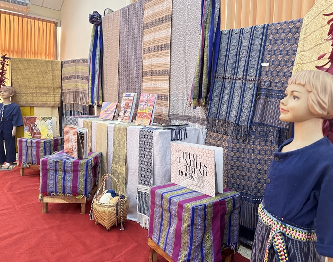 ม.นครพนม ร่วมพิธีมอบแบบลายผ้าพระราชทาน และเครื่องหมายรับรองสินค้าแฟชั่นและหัตถกรรมพระราชทาน