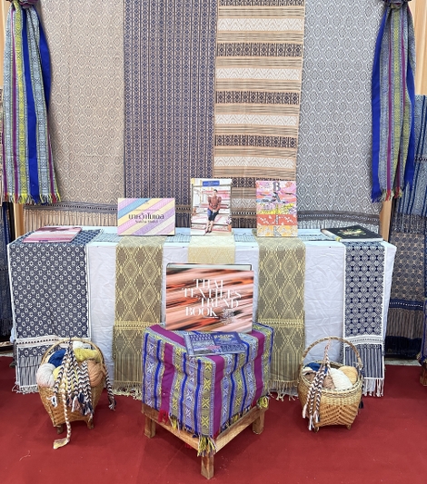 ม.นครพนม ร่วมพิธีมอบแบบลายผ้าพระราชทาน และเครื่องหมายรับรองสินค้าแฟชั่นและหัตถกรรมพระราชทาน