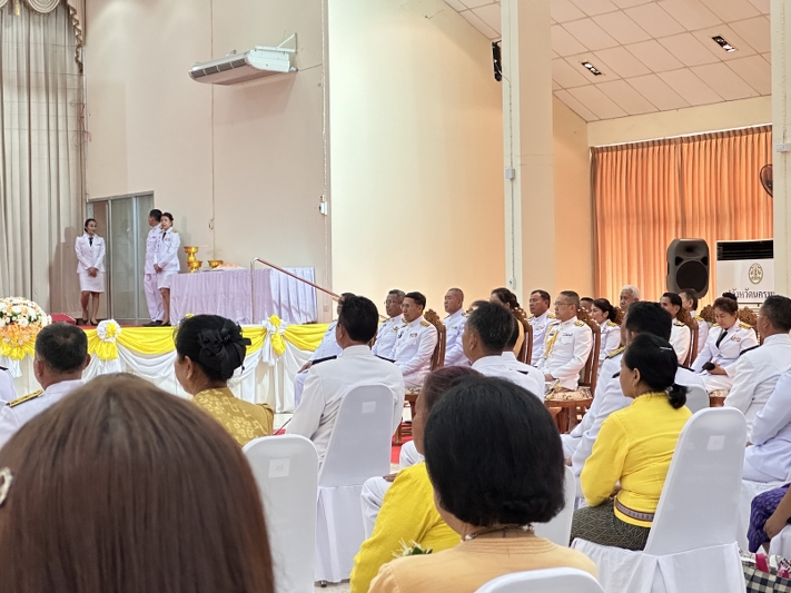 ม.นครพนม ร่วมพิธีมอบแบบลายผ้าพระราชทาน และเครื่องหมายรับรองสินค้าแฟชั่นและหัตถกรรมพระราชทาน