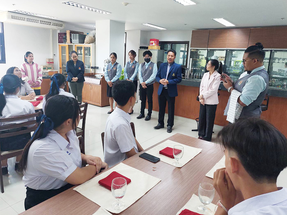 วิทยาลัยการท่องเที่ยวและอุตสาหกรรมบริการ ต้อนรับคณะจากโรงเรียนนาถ่อนพัฒนาอบรมเชิงปฏิบัติการในการประกอบอาหารและเครื่องดื่ม