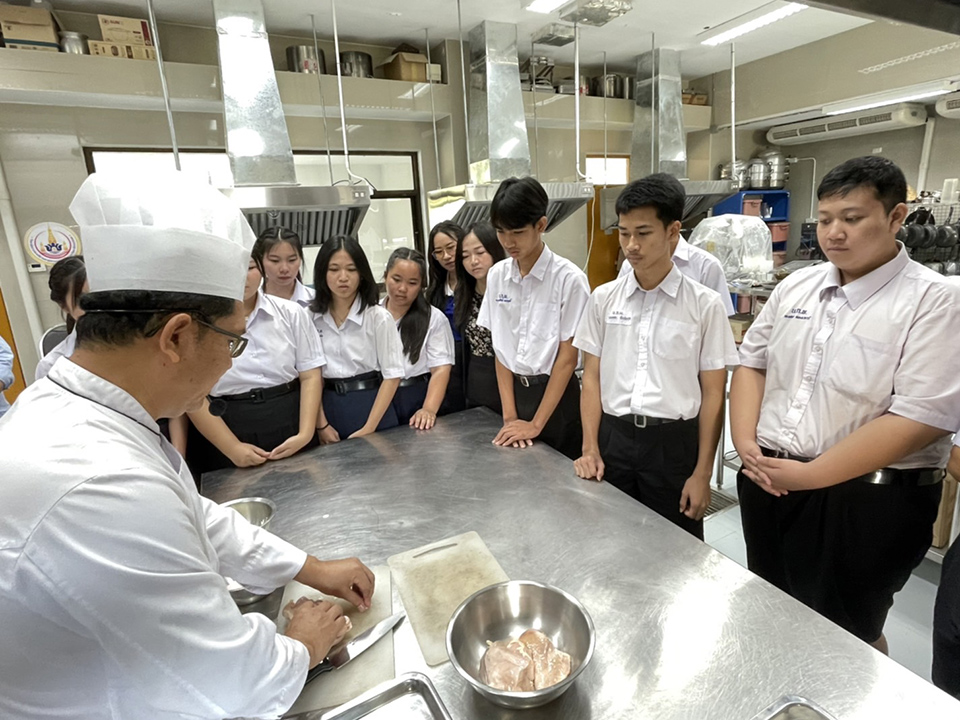 วิทยาลัยการท่องเที่ยวและอุตสาหกรรมบริการ ต้อนรับคณะจากโรงเรียนนาถ่อนพัฒนาอบรมเชิงปฏิบัติการในการประกอบอาหารและเครื่องดื่ม