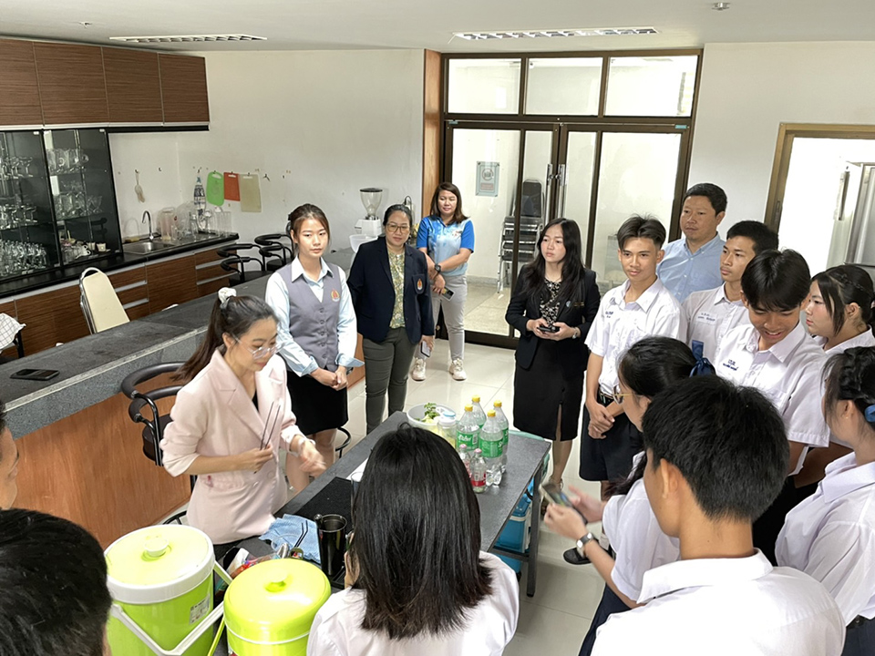 วิทยาลัยการท่องเที่ยวและอุตสาหกรรมบริการ ต้อนรับคณะจากโรงเรียนนาถ่อนพัฒนาอบรมเชิงปฏิบัติการในการประกอบอาหารและเครื่องดื่ม
