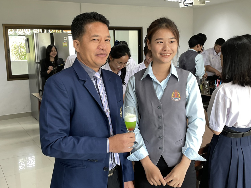 วิทยาลัยการท่องเที่ยวและอุตสาหกรรมบริการ ต้อนรับคณะจากโรงเรียนนาถ่อนพัฒนาอบรมเชิงปฏิบัติการในการประกอบอาหารและเครื่องดื่ม