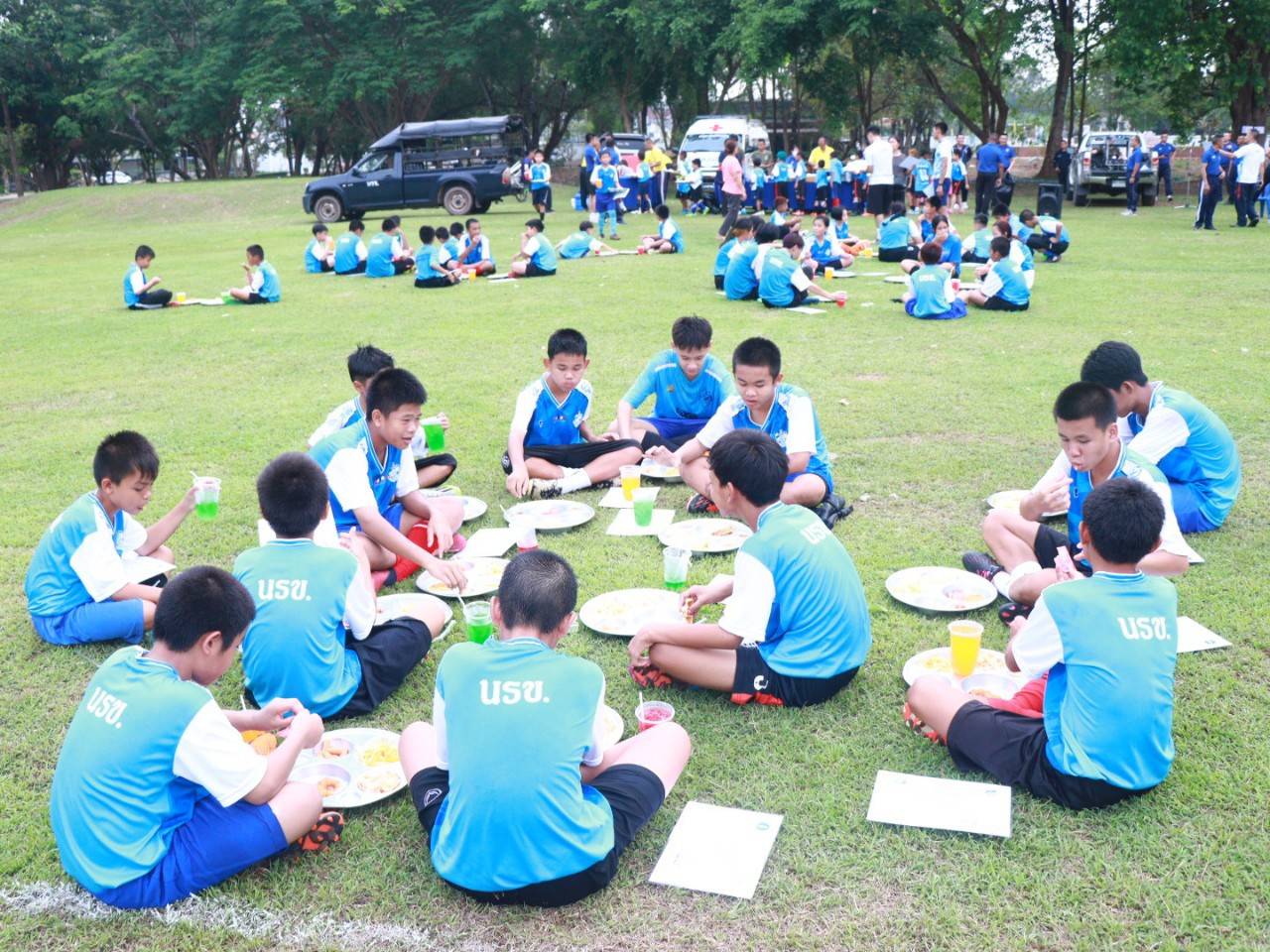 ม.นครพนม เข้ารับมอบเกียรติบัตร ปิดโครงการฝึกทักษะกีฬาฟุตบอลภาคฤดูร้อน