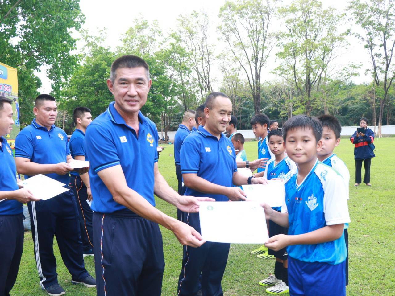 ม.นครพนม เข้ารับมอบเกียรติบัตร ปิดโครงการฝึกทักษะกีฬาฟุตบอลภาคฤดูร้อน