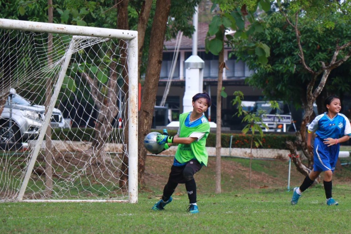 ม.นครพนม เข้ารับมอบเกียรติบัตร ปิดโครงการฝึกทักษะกีฬาฟุตบอลภาคฤดูร้อน