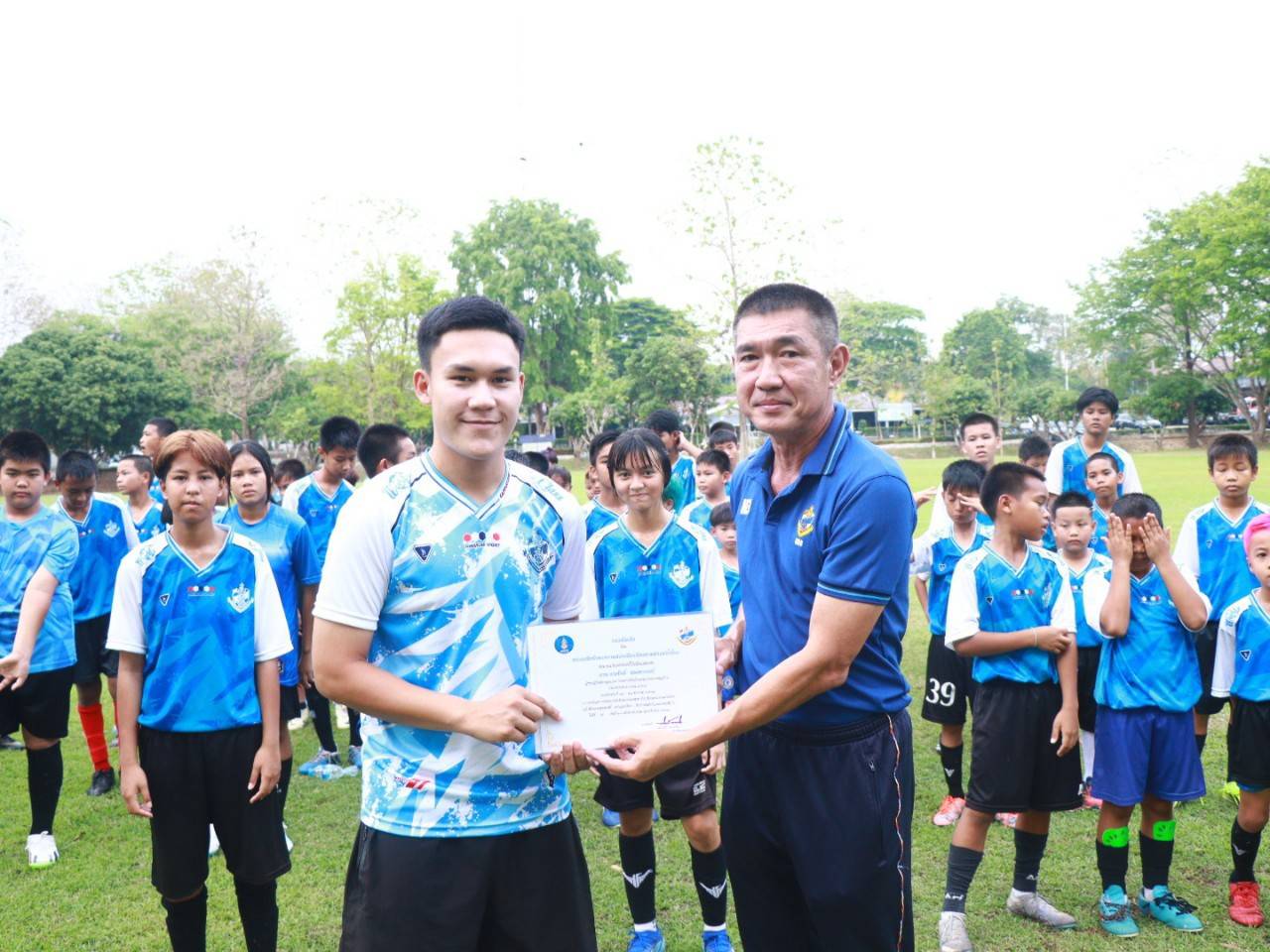 ม.นครพนม เข้ารับมอบเกียรติบัตร ปิดโครงการฝึกทักษะกีฬาฟุตบอลภาคฤดูร้อน