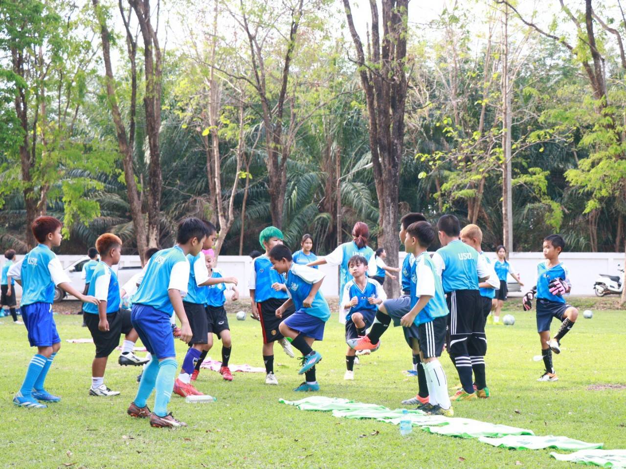 ม.นครพนม เข้ารับมอบเกียรติบัตร ปิดโครงการฝึกทักษะกีฬาฟุตบอลภาคฤดูร้อน