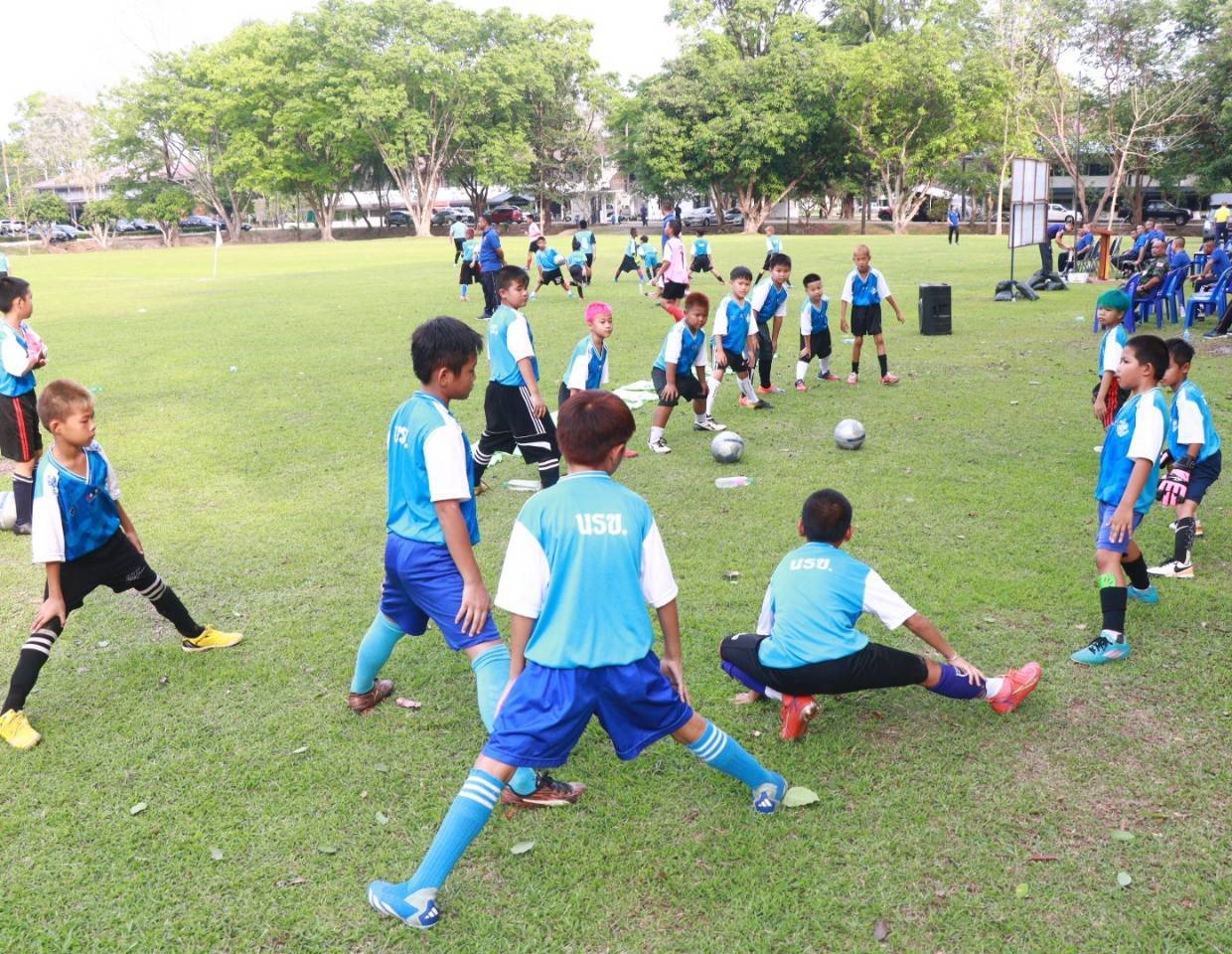 ม.นครพนม เข้ารับมอบเกียรติบัตร ปิดโครงการฝึกทักษะกีฬาฟุตบอลภาคฤดูร้อน