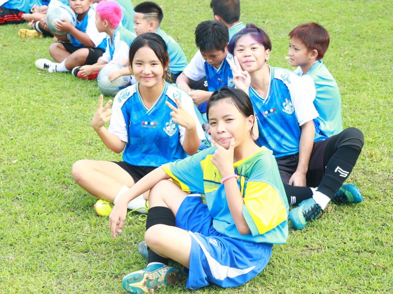 ม.นครพนม เข้ารับมอบเกียรติบัตร ปิดโครงการฝึกทักษะกีฬาฟุตบอลภาคฤดูร้อน