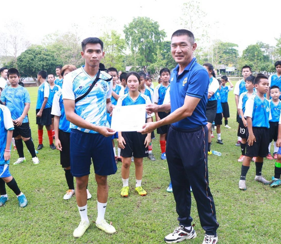 ม.นครพนม เข้ารับมอบเกียรติบัตร ปิดโครงการฝึกทักษะกีฬาฟุตบอลภาคฤดูร้อน