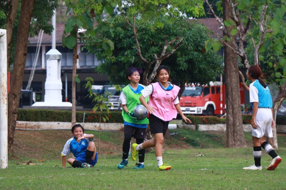 ม.นครพนม เข้ารับมอบเกียรติบัตร ปิดโครงการฝึกทักษะกีฬาฟุตบอลภาคฤดูร้อน