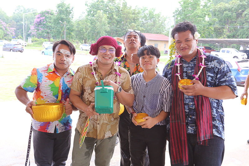 มหาวิทยาลัยนครพนมจัดกิจกรรมสืบสานประเพณีสงกรานต์ รดน้ำขอพรเนื่องในวันขึ้นปีใหม่ไทย ประจำปี 2567