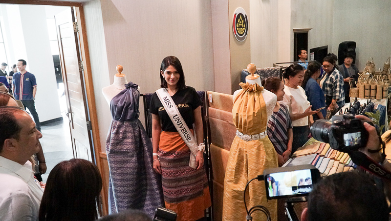 Miss Universe 2023 เยี่ยมชมนิทรรศการงานวิจัยเพื่อชุมชน ม.นครพนม