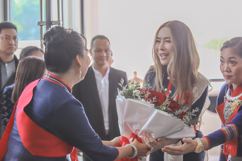 Miss Universe 2023 เยี่ยมชมนิทรรศการงานวิจัยเพื่อชุมชน ม.นครพนม