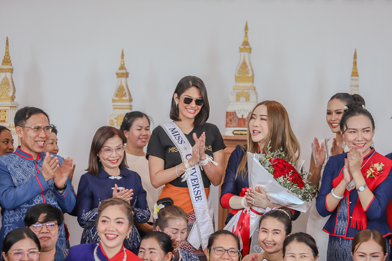 Miss Universe 2023 เยี่ยมชมนิทรรศการงานวิจัยเพื่อชุมชน ม.นครพนม