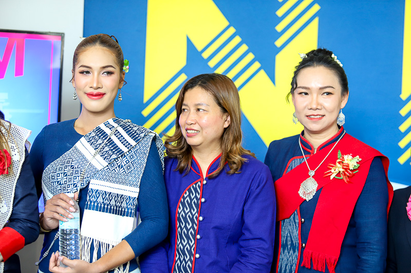 Miss Universe 2023 เยี่ยมชมนิทรรศการงานวิจัยเพื่อชุมชน ม.นครพนม