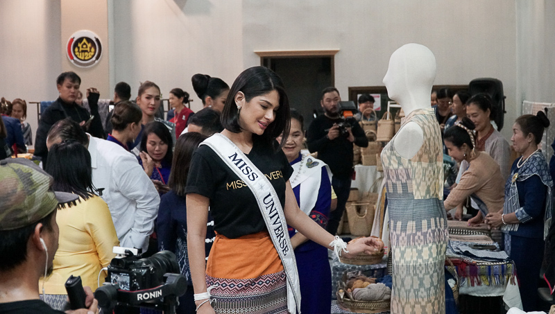 Miss Universe 2023 เยี่ยมชมนิทรรศการงานวิจัยเพื่อชุมชน ม.นครพนม