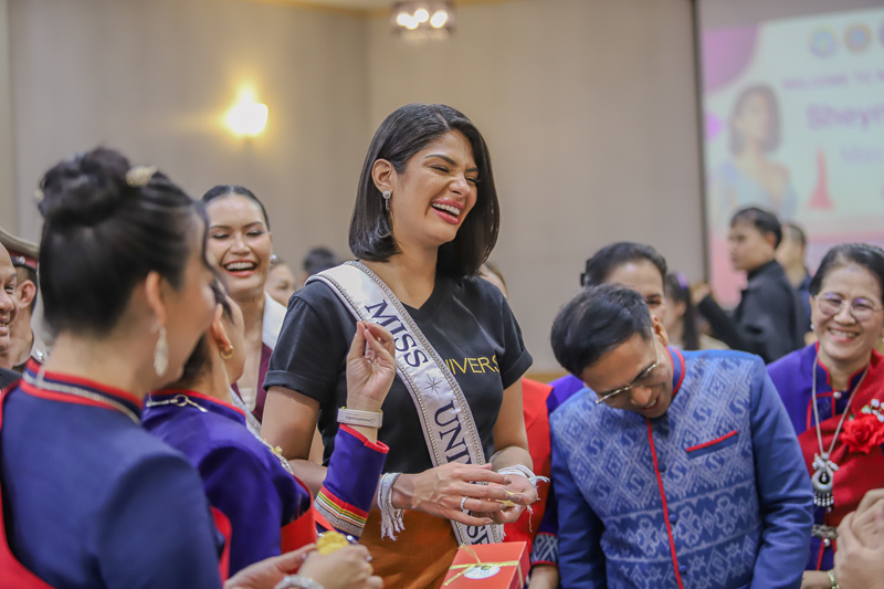 Miss Universe 2023 เยี่ยมชมนิทรรศการงานวิจัยเพื่อชุมชน ม.นครพนม