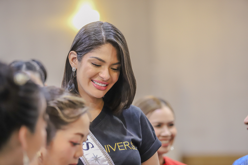 Miss Universe 2023 เยี่ยมชมนิทรรศการงานวิจัยเพื่อชุมชน ม.นครพนม