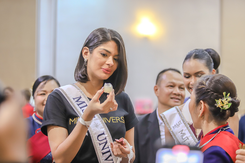 Miss Universe 2023 เยี่ยมชมนิทรรศการงานวิจัยเพื่อชุมชน ม.นครพนม