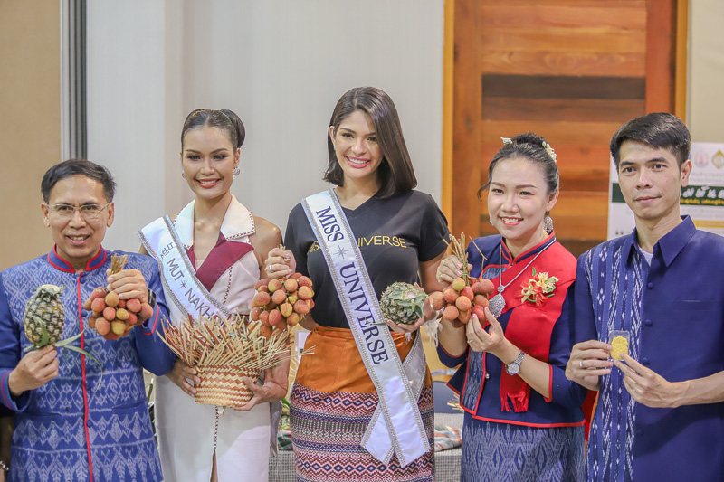 Miss Universe 2023 เยี่ยมชมนิทรรศการงานวิจัยเพื่อชุมชน ม.นครพนม