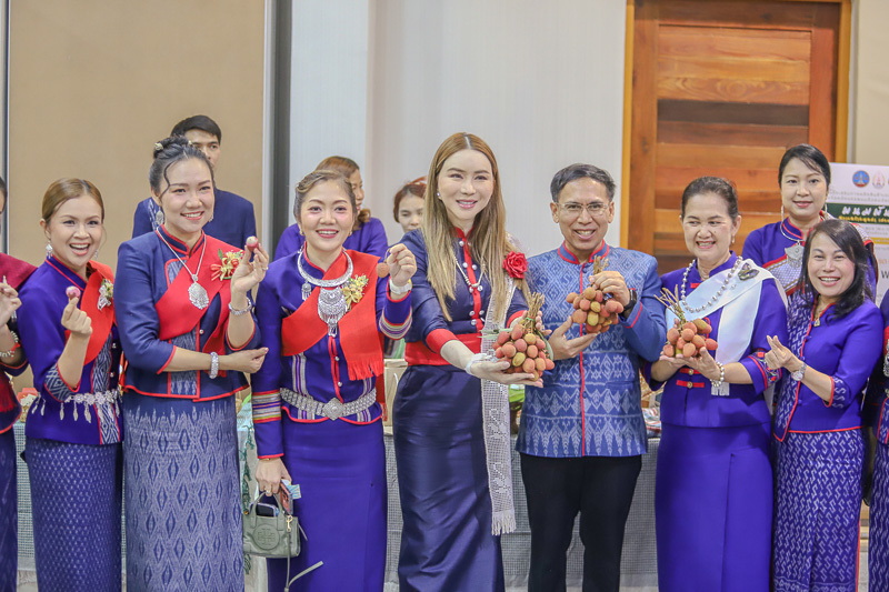 Miss Universe 2023 เยี่ยมชมนิทรรศการงานวิจัยเพื่อชุมชน ม.นครพนม