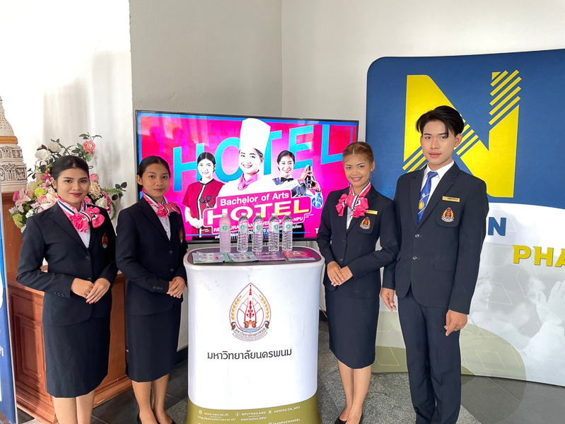 Miss Universe 2023 เยี่ยมชมนิทรรศการงานวิจัยเพื่อชุมชน ม.นครพนม